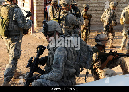 Stati Uniti Soldati dal 2° Squad, 3° plotone, Charley Company, 2° Brigata Team di combattimento, 1° Divisione Corazzate, e i membri dell'esercito iracheno eseguire una pattuglia di presenza attraverso le strade e le case di Hamadia, nella città di Baghdad, Iraq, su nov. 5, 2008. Lo scopo della pattuglia è di mostrare una presenza nella zona e di indagare sulle derivazioni. Presenza di pattuglie a Bagdad 127939 Foto Stock