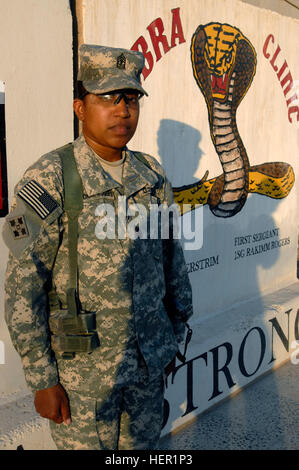 Cobra clinica. Inoltra una base operativa FALCON, Iraq - 1Sgt. Rakimm Broadnax-Rogers, la società C, 4° Battaglione di supporto, serve come solo le donne Primo sergente che serve attualmente il 1° Brigata Team di combattimento, 4a divisione di fanteria, Divisione multinazionale - Bagdad, nel sud di Baghdad Rashid distretto. Rogers, nativo di Montgomery, Ala, gestisce i soldati arruolati presso la clinica Cobra, un livello di forza di due la tutela della salute clinica medica, ad inoltrare una base operativa di Falcon. Il 2001 laureato di Columbia Southern University e il veterano di 16 anni, servita in ogni componente dell'U.S. Army: il braccio Foto Stock