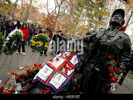 I visitatori si radunano intorno al delle donne del Vietnam Memorial come parte dei veterani del giorno rispetto alla parete del Vietnam nov. 11, 2008 a Washington D.C. La Giornata segna anche il quindicesimo anniversario delle donne del Vietnam Memorial apertura. I visitatori si radunano intorno al delle donne del Vietnam Memorial come parte dei veterani del giorno rispetto alla parete del Vietnam nov. 11, 2008 a Washington D.C. La Giornata segna anche il quindicesimo anniversario del Vietnam 127858 Foto Stock