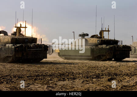 Un British Royal Scots Dragon protezioni, Challenger II, il principale serbatoio di battaglia incendi la sua pistola principale su un bersaglio durante un esercizio di formazione nov. 17, 2008, di Bassora, in Iraq. (U.S. Esercito foto di Sgt. Gustavo Olgiati/RILASCIATO) Challenger II incendi la sua pistola principale su un bersaglio 01 Foto Stock