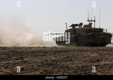 Un British Royal Scots Dragon protezioni, Challenger II, il principale serbatoio di battaglia incendi la sua pistola principale su un bersaglio durante un esercizio di formazione nov. 17, 2008, di Bassora, in Iraq. (U.S. Esercito foto di Sgt. Gustavo Olgiati/RILASCIATO) Challenger II incendi la sua pistola principale su un bersaglio 02 Foto Stock