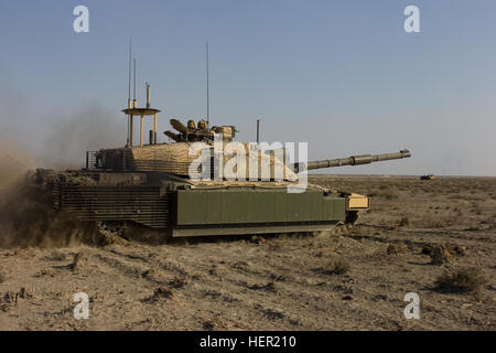 Un British Royal Scots Dragon protezioni, Challenger II, il principale serbatoio di battaglia si prepara a fuoco la sua pistola principale su un bersaglio durante un esercizio di formazione nov. 17, 2008, di Bassora, in Iraq. (U.S. Esercito foto di Sgt. Gustavo Olgiati/RILASCIATO) Challenger II, il principale serbatoio di battaglia si prepara a fuoco la sua pistola principale su un bersaglio Foto Stock