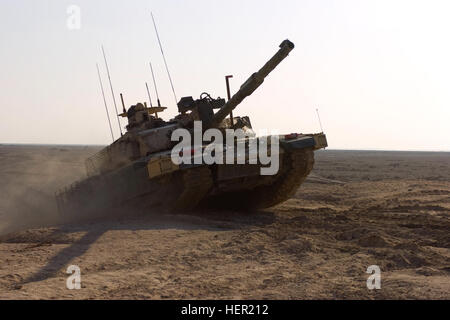 Un British Royal Scots Dragon protezioni, Challenger II, il principale serbatoio di battaglia si arrampica un ostacolo durante un esercizio di formazione nov. 17, 2008, di Bassora, in Iraq. (U.S. Esercito foto di Sgt. Gustavo Olgiati/RILASCIATO) un British Royal Scots Dragon guardie, Challenger 2 MBT Foto Stock