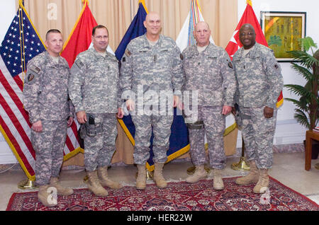 Da sinistra, Col. Steven Ferrari, zona di giunto di supporto (Group-Central JASG-C) il comandante, il Mag. Gen. Glenn K. Rieth, l aiutante generale del New Jersey, Gen. Raymond T. odierno, Force-Iraq multinazionali comandante generale, il comando Sgt. Il Mag. David Kenna, JASG-C il comando sergente maggiore, e il comando Sgt. Il Mag. Girolamo Jenkins, New Jersey comando stato Sergente Maggiore, pongono all'U.S. Allegato d'ambasciata a Baghdad la zona internazionale nov. 18-20. Foto di Staff Sgt. Shawn Morris, JASG-C Affari pubblici Rieth visite N.J. Truppe in Iraq 131311 Foto Stock