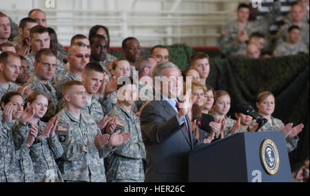 Il Presidente parla di circa 10.000 soldati e membri della famiglia a Fort Campbell, KY durante il suo nov. 25 visita per l'installazione. Bush si è congratulato con i soldati della 101ª Divisione aviotrasportata, centosessantesimo Operazioni Speciali reggimento di aviazione e la quinta delle forze speciali Gruppo per un 'lavoro ben fatto." Flickr - STATI UNITI Esercito - www.Army.mil (214) Foto Stock