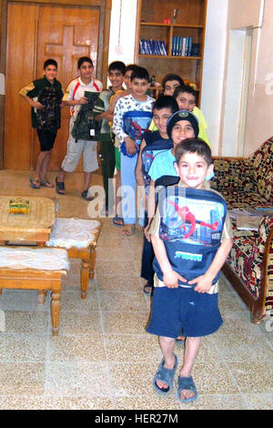 Bambini iracheni dal Dar Alsayda monastero orfanotrofio maschile ad al Qosh, in Iraq, in linea fino a ricevere zaini piena di forniture scolastiche dal Ninewah Provincial Reconstruction Team, Ott. 15. Le forniture sono state donate attraverso gli sforzi di Master Sgt. Kenneth la pietra e il Mag. Dominic Kusumoto, con 3° Brigata pesante Team di combattimento, 1° Divisione di cavalleria. I soldati di cavalleria con team di organizzazione senza scopo di lucro per dare a orfani iracheni 221652 Foto Stock