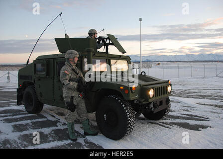 Spc. Gabriel Ives, sinistra e SPC. Ian birre dai Alaska esercito nazionale della guardia 49la difesa missilistica battaglione, militari di polizia pattuglia di Società del perimetro di 850 acri di terreno a base di missili intercettori complesso di difesa a Fort Greely, Alaska, DIC 6 durante una routine di pattuglia di sicurezza. (Air Force Foto di Master Sgt. Mike R. Smith, National Guard Bureau) (rilasciato) Flickr - STATI UNITI Esercito - www.Army.mil (129) Foto Stock