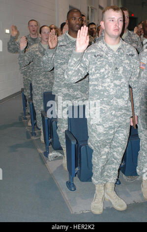 Il 1° Brigata medica della nuovissima sottufficiali recitare l'NCO's creed durante l'NCO cerimonia di induzione, Dic 12, al teatro Howze a Fort Hood. La manifestazione comprendeva il comando Sgt. Il Mag. Neil Ciotola, arruolati senior advisor, III Corps e Fort Hood, come la nota chiave di altoparlante. 1° Brigata medica Inducts sottufficiali in Corps 136181 Foto Stock