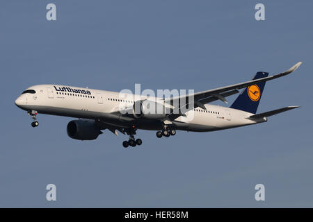 Stuttgart, Germania - 22 dicembre 2016: Lufthansa Airbus A350-900 è l'atterraggio all'Aeroporto di Stoccarda Foto Stock