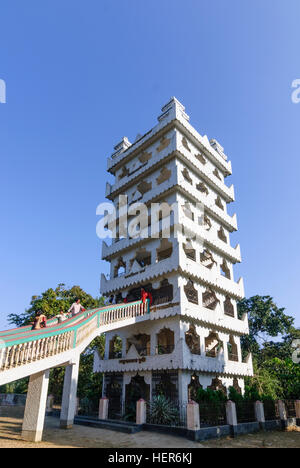 Rangamati: Tempio nel santuario buddista di Bana Vihara nel Kaptai lago, Divisione di Chittagong, Bangladesh Foto Stock