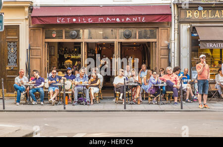 Scena di strada nella parte anteriore del cafe l'etoile manquante Foto Stock