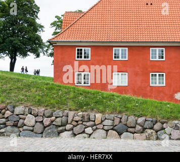 Uno dei dipinti di rosso le righe di caserme e magazzini all'interno del Kastellet in Copenhagen. Foto Stock