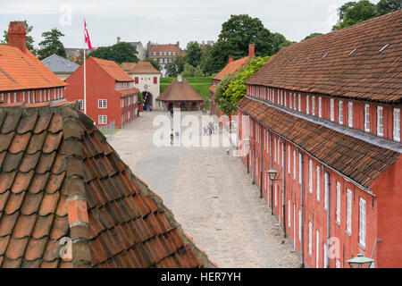Vista attraverso il tetto di tegole in righe, rosso case costruite come caserma in Citadellet Frederikshavn, Kastellet di Copenhagen Foto Stock