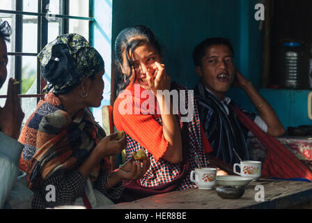 Cherrapunjee: la gente del popolo khasi in un tea cafe' nel villaggio di Tyrna, Meghalaya, India Foto Stock