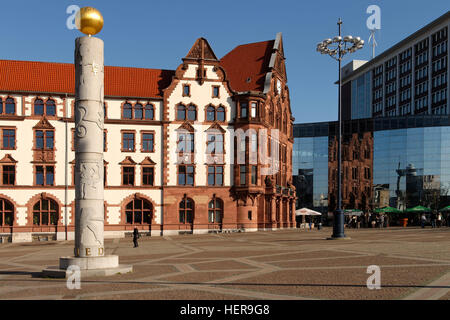 Friedensplatz mit Altem Stadthaus und Friedenssäule von Bildhauerin Susanne Wehland a Dortmund, Nordrhein-Westfalen, Deutschland Foto Stock