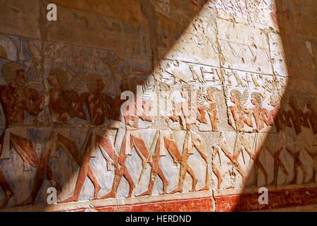 Antiche mura egiziane intagliano dipinti all'interno del Tempio della Regina Hatshepsut nella Valle dei Re vicino a Luxor, Egitto Foto Stock