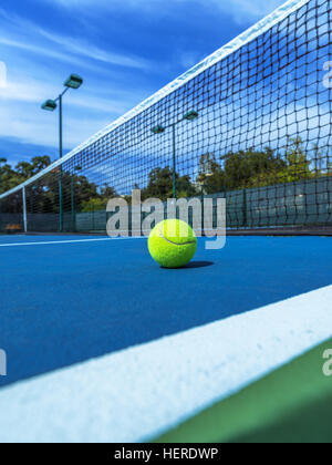 Palla da tennis su Blu corte, raddoppia collaterale e Net Foto Stock