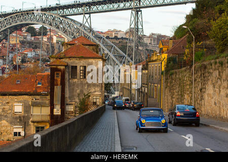 Una delle strade di Villa Nova de Gaia e Dom Luis i bridge, Porto, Portogallo. Foto Stock