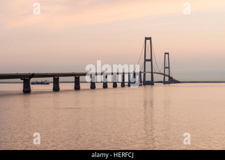 Grande ponte della cinghia, sera Storebaeltsbroen, grande nastro stretto, Korsør, Slagelse comune, Danimarca Foto Stock