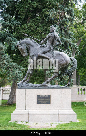 Sul sentiero di guerra, la scultura di American Indian sul cavallo, Civic Center Park, Denver, Colorado, STATI UNITI D'AMERICA Foto Stock