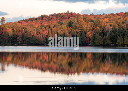 Tramonto sulla lunga vasca, Regis Canoe Area, Adirondack State Park, New York. Foto Stock