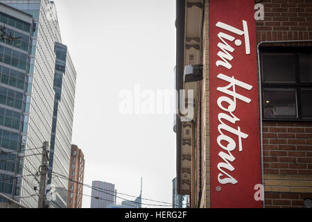 Toronto, Canada - 21 dicembre 2016: Tim Hortons Cafe logo nel centro cittadino di Toronto, Ontario, Canada. Foto Stock