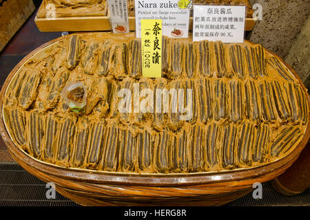 Tsukemono giapponesi cetrioli sottaceto in miso al mercato Nishiki a Kyoto, Giappone Foto Stock