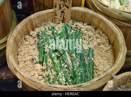 Tsukemono giapponesi cetrioli sottaceto al mercato Nishiki a Kyoto, Giappone Foto Stock