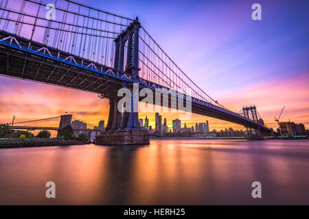 La città di New York, Stati Uniti d'America al Manhattan Bridge spanning l'East River da Brooklyn a Manhattan. Foto Stock