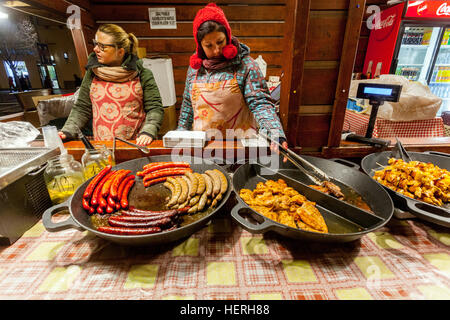 Mercato alimentare di Praga, cibo offerto presso lo stand del mercato di Natale, salsiccia di Praga in Piazza Venceslao Repubblica Ceca salsicce di Praga Foto Stock