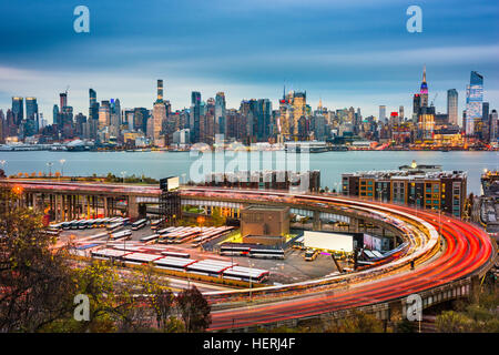 New York skyline della città oltre il loop ad elica. Foto Stock