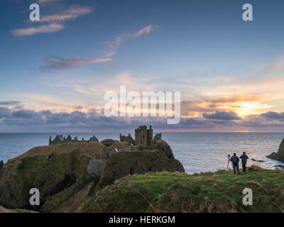 Due fotografi catturare un inverno alba sopra il castello di Dunnottar, vicino a Stonehaven nel nord est della Scozia Foto Stock