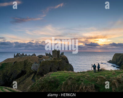 Due fotografi catturare un inverno alba sopra il castello di Dunnottar, vicino a Stonehaven nel nord est della Scozia Foto Stock