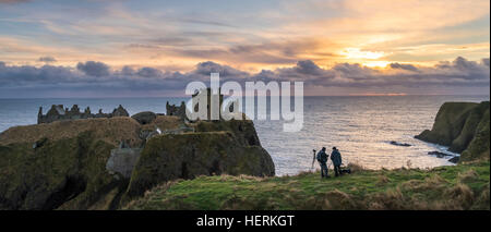 Due fotografi catturare un inverno alba sopra il castello di Dunnottar, vicino a Stonehaven nel nord est della Scozia Foto Stock