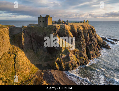 Castello di Dunnottar vicino a Aberdeen nel nord est della Scozia è una rovina rupe Rocca su un promontorio roccioso appena fuori la riva. Foto Stock