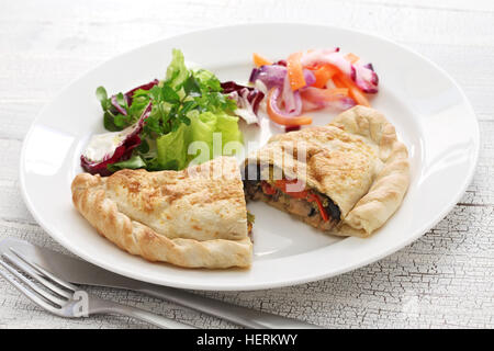 Calzone, ripiegato pizza ripiena, cibo italiano Foto Stock