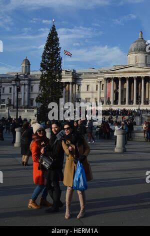 3 ragazze che posano per una foto selfie a Trafalgar Square, London, Regno Unito Foto Stock