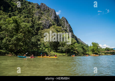 Canoa a Vang Vieng sul Nam Song River Foto Stock