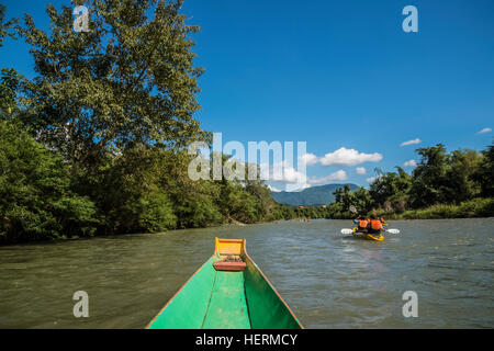 Canoa a Vang Vieng sul Nam Song River Foto Stock