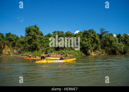 Canoa a Vang Vieng sul Nam Song River Foto Stock