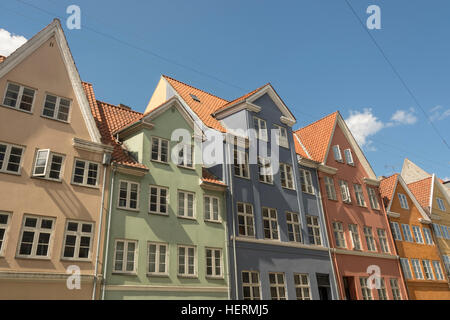 Colorfully case dipinte su una strada nel centro di Copenhagen Foto Stock