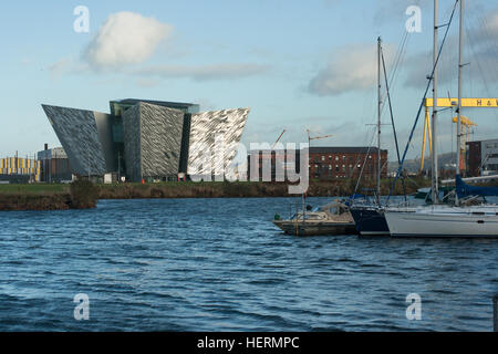 Vista sul Porto di Belfast che mostra il Titanic iconico Edificio costruito come parte di riqualificazione di Porto Foto Stock