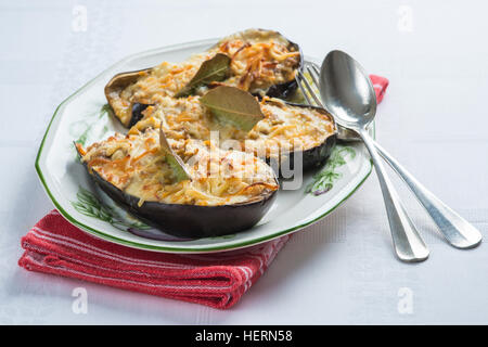 Un piatto con frutti di mare e carne melanzane ripiene pronto a servire Foto Stock