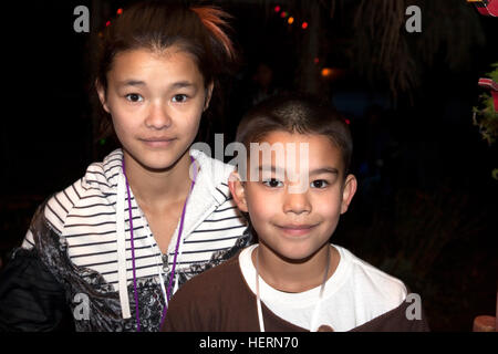 Costume americano asiatico i bambini per una notte di Halloween di trucco o trattare. St Paul Minnesota MN USA Foto Stock