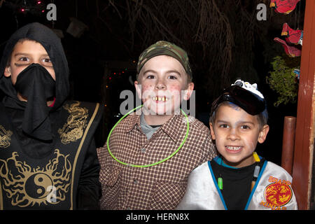 Tre ragazzi in costume in maschera di Halloween oriental Yin Yang & country bumpkin abiti trucco o trattare. St Paul Minnesota MN USA Foto Stock