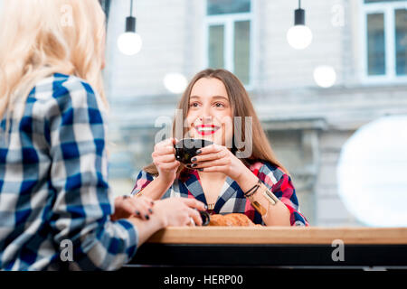 Gli amici presso il cafe Foto Stock