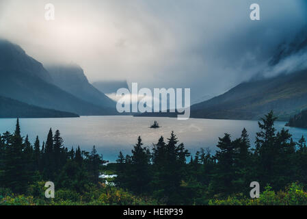 Foggy Wild Goose Island. Il Parco Nazionale di Glacier, Montana Foto Stock