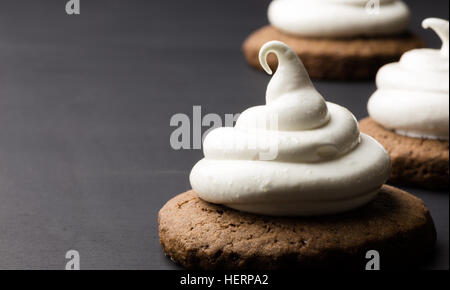 Cioccolata calda i cookie con marshmallow meringa su sfondo blackboard Foto Stock