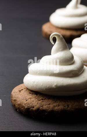 Cioccolata calda i cookie con marshmallow meringa su sfondo blackboard Foto Stock