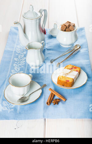 Tavolo per la colazione con frutta candita dolce, bollitore per tè e caffè Foto Stock